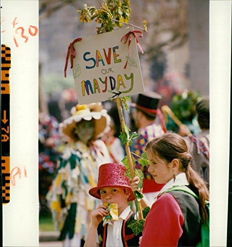 Гроздобер фотографија на млади демонстранти ја прави својата точка на парадата на Мејдеј