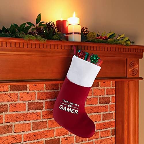 Верувај ми дека сум гејмер Божиќни чорапи за порибување со кадифен камин што виси за декор за домашно дрво дома