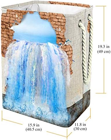 DJROW ја отежнува водата од океанот се влева во просторијата од дупката во wallидот Висока корпа за перење со рачки со рачки што може