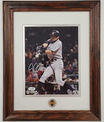 Ичиро Сузуки врамени потпишани Сиетл Маринерс 8x10 Фото ~ JSA COA + ICHIRO HOLO - Автограмирани фотографии од MLB