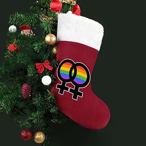 Лезбејски симбол Божиќ што виси чорапи за порибување за Божиќно дрво за одмор дома