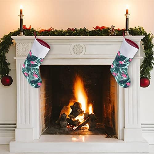 Фламинго и ги остава Божиќните чорапи за порибување на Божиќни дрвја за одмор дома