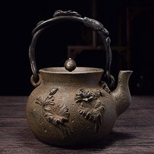 Леано железо од чајник со употреба на традиционален јапонски метод за диваксирање за да се подготви лабав чај од лисја Голем леано железо чајник