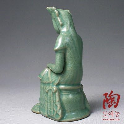 Целдон зелена керамичка керамичка порцелан седеше статуа на Маитреја Буда во фигура на медитација