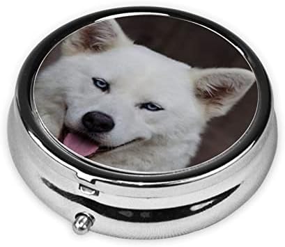 Сино очи бело куче со тркалезна пилула, мини преносна кутија за пилули, погодна за дома, канцеларија и патување