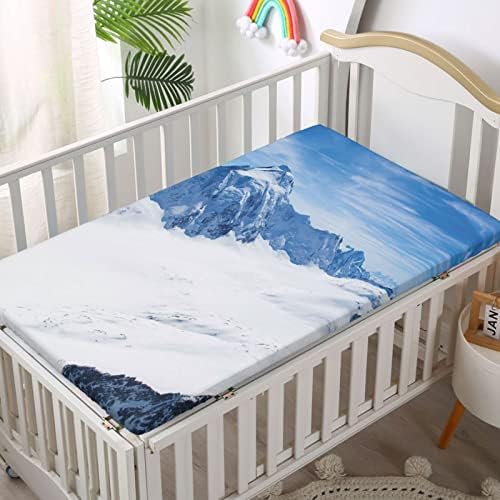 Снежна планина тематска опремена мини чаршафи, преносни мини креветчиња со меки дете за душеци, вграден лист за бебиња за момчиња, 24 „x38“,