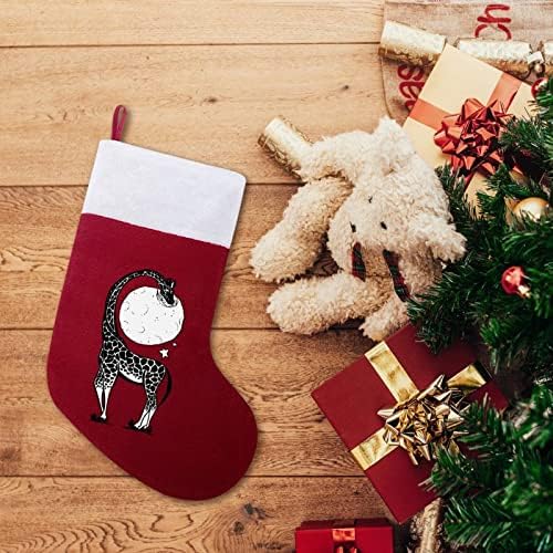 Смешна жирафа Јадење Божиќни чорапи порибување на Божиќни дрво санта украси што висат украси за одмор на камин 16,5 “