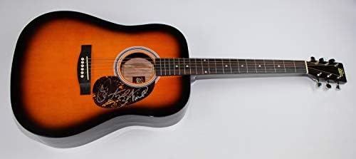 Автентичната група на групата Пери Пионер потпиша автограмирана акустична гитара со целосна големина на сончање
