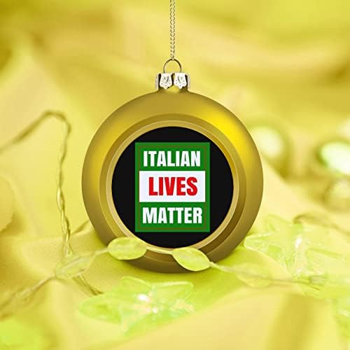 Италијански животи се важни Божиќни украси за топка за Божиќно дрво надвор од тревникот дворот што виси украси
