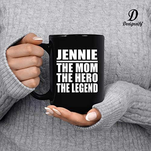 DesignSify Jenne The Mom The Hero The Legend, 15oz црно кафе кригла керамички чај чај со рачка, подароци за роденденски годишнини Божиќ Божиќни татковци мајки ден