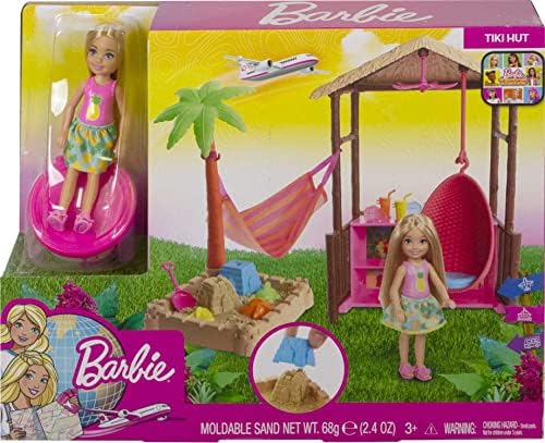 Барби Dreamhouse Авантури Челзи кукла &засилувач; Тики Колиба Плејсет Со Калапи Песок, Хамак &засилувач; Додатоци, Русокоса
