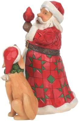 Enesco Jim Shore Heartwood Creek Santa со кардинална и кучиња фигура, 6,25 во H, повеќебојни