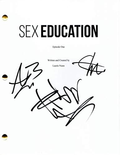 Секс -едукација екипа потпишана пилот -скрипта за автограми - Ема Меки, Аса Батерфилд +