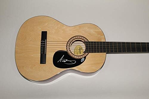 Натаниел Рателф потпиша акустична гитара на автограм Фендер бренд С.О.Б. Бекет