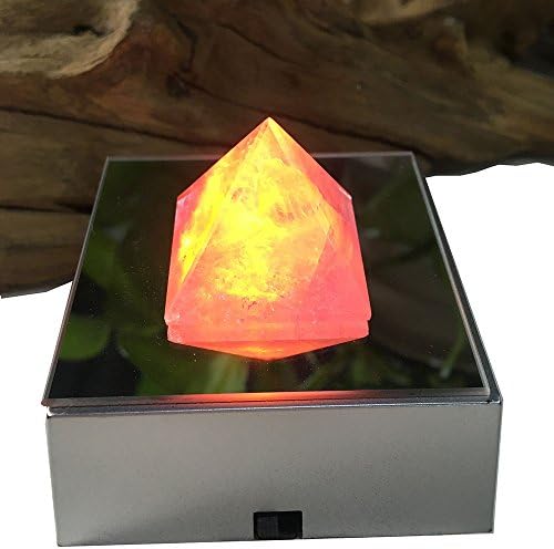Мозоао природни кристали кварц кристал пирамида за заздравување на Реики опремена со светлечки ламби за занаети за кристали