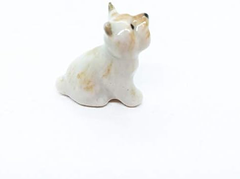Witnystore Tiny ½ инч долга седење гледајќи на бела фигура на кучиња Шнаузер - минијатурна рачно изработена насликана керамичка териер кутре