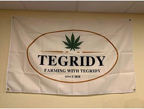 БАНЕР - Фарми на Тегриди: Земјоделство со Тегриди од 2018 година Саут Парк Ренди Марш Смешно колеџ Дорм знаме Банер таписерија Постер