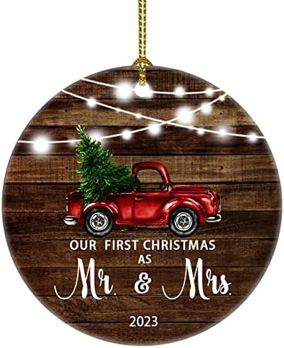 Juoooe нашиот прв Божиќ како г -дин и г -ѓа само се ожени со Орнамент за новогодишна елка на нашиот прв Божиќ како г -дин. и г -ѓа.