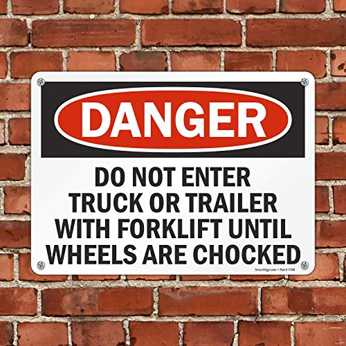 SmartSign Опасност - Не влегувајте во камион или приколка со виklушкар додека не се исфрлат тркалата Знак | 10 x 14 пластика