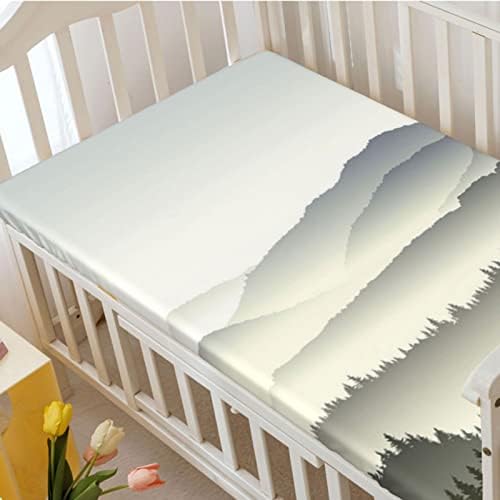 Misty Mountains тематски опремени мини чаршафи, преносни мини креветчиња со меки дете за душеци, вграден лист со душеци или столб за кревет, 24 „x38“, темна сепија јаглен сив
