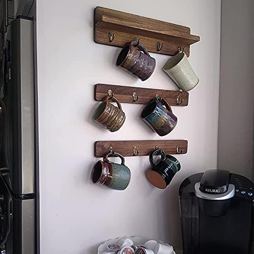 Држач за кригла Ycoco кафе, рустикален дрвен wallид монтиран чаша за кафе со 12 куки и полица за складирање, за додатоци за кафе и декор,