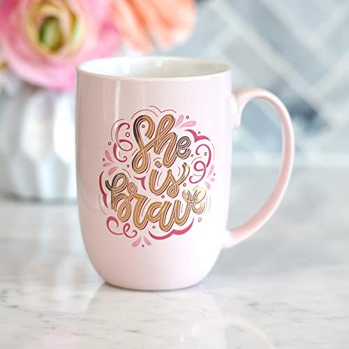 Со Loveубов Инспиративна кафе кригла за жени, таа е храбра розова w/злато буквата мотивациска чаша за кафе/чај за нејзиниот роденден,