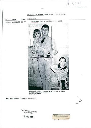 Гроздобер фотографија на Шелби Кес со нејзиниот татко.