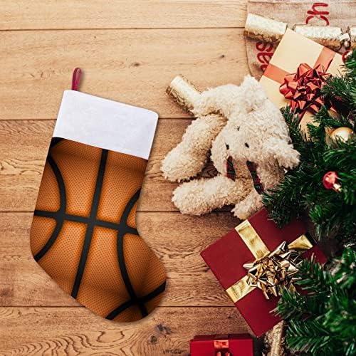 Кошаркарска позадина Божиќ виси чорапи за порибување за Божиќно дрво од камин