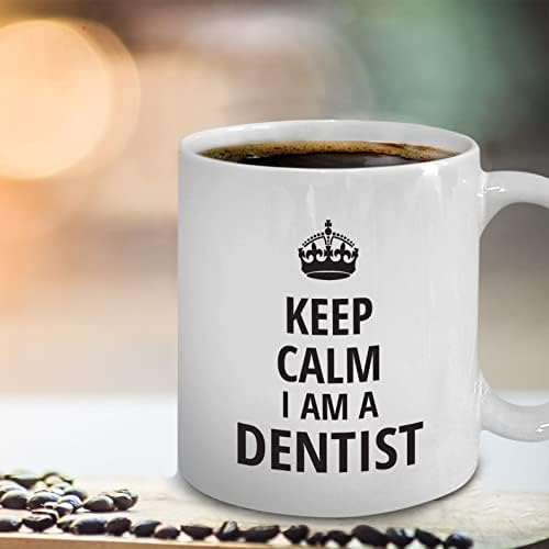 Смешна стоматолошка кригла Стоматолошка стоматолошка подароци се смирувам, јас сум стоматолог