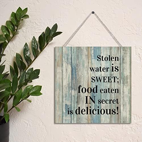 Виси дрвен знак со велејќи дека украдена вода е слатка; Храна што јаде во тајност е вкусна декорација wallидна уметност виси знак