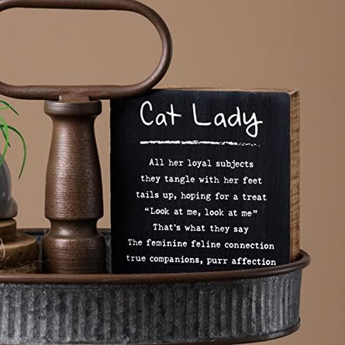 Примитивци Од Кети Мачка Дама Сите Нејзини Лојални Субјекти Тие Се Заплеткуваат Со Нозете Опашки Нагоре, Надевајќи Се На Лекување