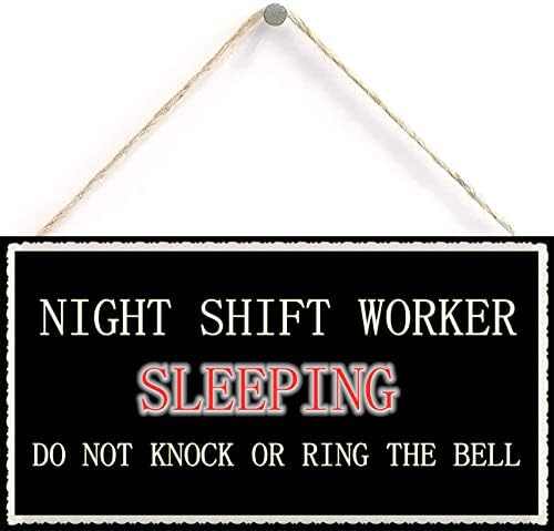 Ноќна смена работникот Спиење Не вознемирувајте го знакот на вратата од плакетата од дрво од 12 инчи од 6 инчи
