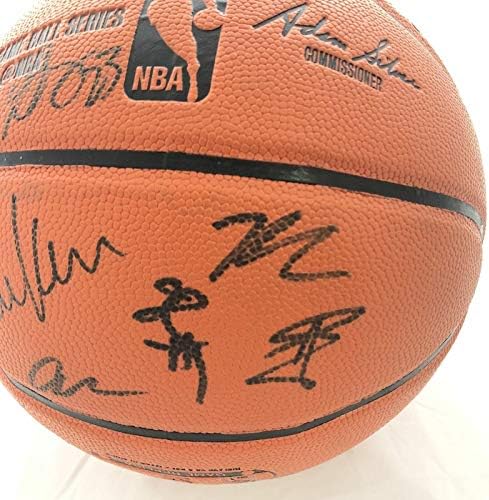 Тимот на Вориорс 2015-16 потпиша кошарка PSA/DNA Autographed Ball