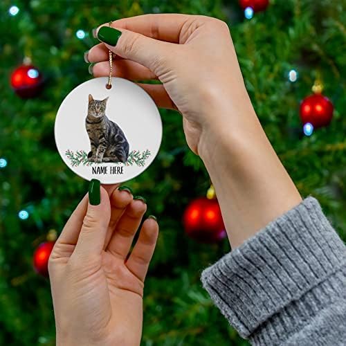 Смешно персонализирано име Таби мачка црни подароци 2023 украси за новогодишна елка Керамика