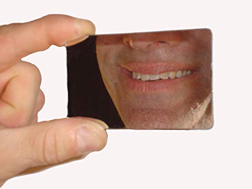 Оригиналното расипување, флексибилно, огледало со големина на кредитна картичка