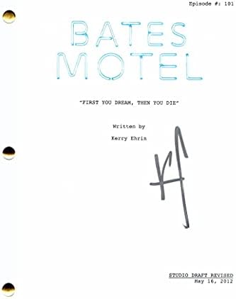 Вера Фармига потпиша автограм Бејтс Мотел целосна пилот -скрипта - Посебно: Фреди Хајмор - Конјулирање, заминување, многу светци на Newуарк