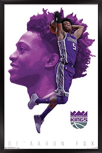 Трендови Меѓународни НБА Сакраменто Кингс - постер за wallидови на Деарон Фокс, 14.725 „x 22.375“, црна врамена верзија
