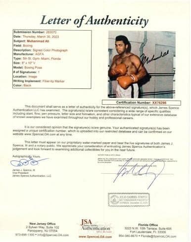 Мухамед Али потпиша автограмиран 8x10 Фото пракса прстен позира JSA XX76296 - Автограмирани фотографии во боксот